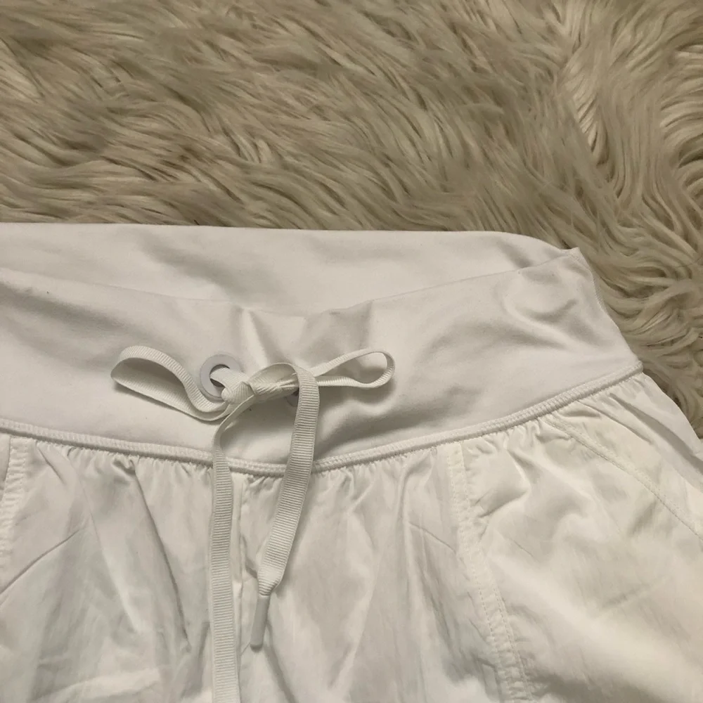 OFFLINE By Aerie The Hugger HomeRun Activewear Athletic White Womens Short M - Picture 3 of 10